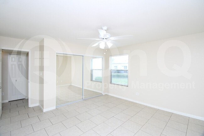 Building Photo - 928 E Diamond Dr