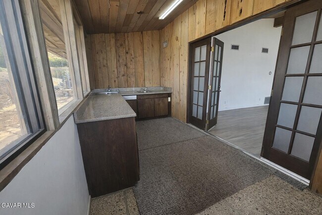 Building Photo - 145 Lakeview Dr