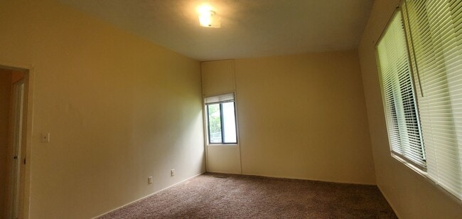 Building Photo - Finleyville 3 Bedroom 1.5 Bath Ranch $1,50...