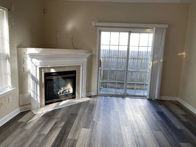 Building Photo - Spacious 4-Bedroom End-Unit Condo in Virgi...