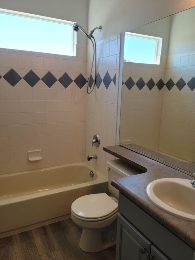 Building Photo - 5 Bed 3 Bath Ranch w/ AC - Available Now! ...