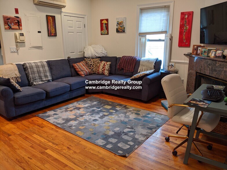 Building Photo - 268 River St