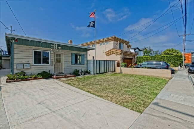 Building Photo - 1534 Mathews Ave