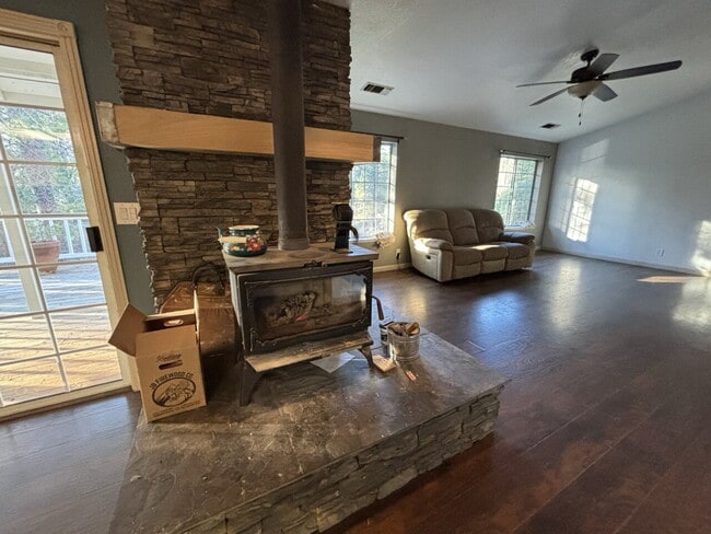 Building Photo - 3 bedroom home on community pond - great fishing!