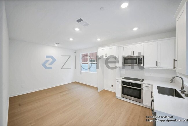 Building Photo - 2556 E Lincoln Paseo