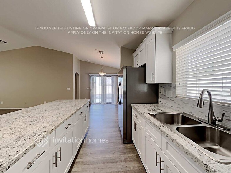 Building Photo - 552 S 167th Ln
