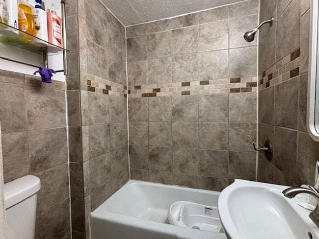 Building Photo - Cute & Cozy 2 BR/1 BA Single Family Home i...