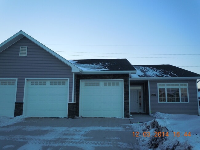 Primary Photo - 3 Bedroom Townhouse!