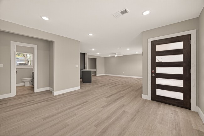 Building Photo - 3527 La Retama Dr