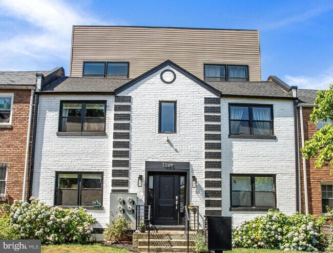 Building Photo - 1225 Raum St NE