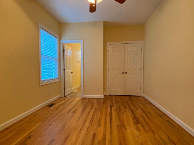 Building Photo - 3925 Lexington Dr