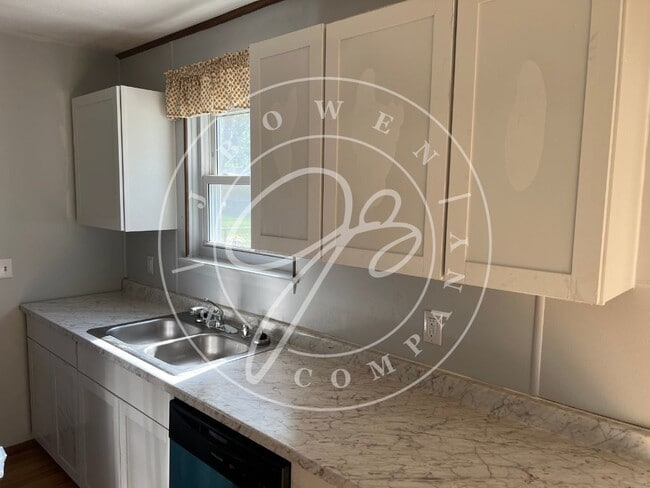 Building Photo - "Charming upgraded 4 bedroom home in Holland.