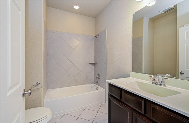 Building Photo - 15702 Whisper Woods Dr