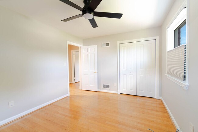 Building Photo - Spacious Split-Level with In-Law Suite & B...