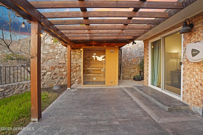 Building Photo - 413 Hollydale Dr