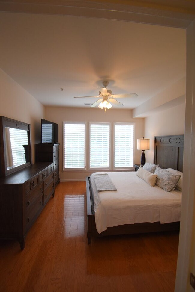 Building Photo - Beautiful 3BR 2BA Condo • Granite Kitchen • Balcony & Pool • Furnished 4th-Floor End Unit Condo i...