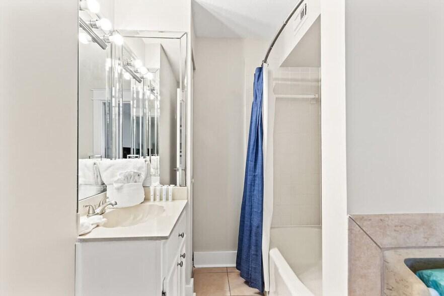 Building Photo - 8743 Thomas Dr