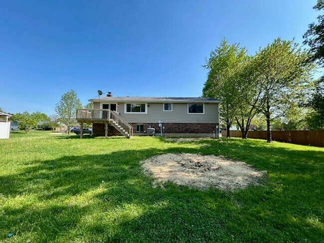 Building Photo - Welcome Home to This Beautifully Maintained Tri-Level Gem!