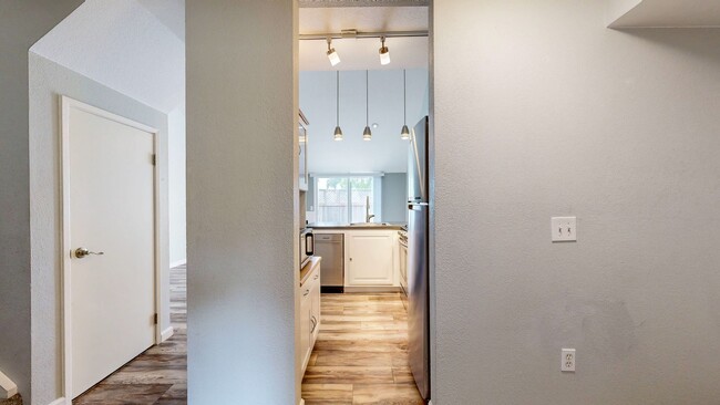 Building Photo - Serene 2 Bedroom 2 Bath Townhome in Windsor, CA with Carport Included!