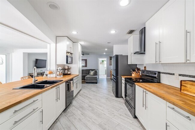 Building Photo - 1001 Grovewood Ct