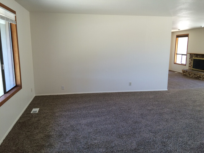 Building Photo - 3bed 2 bath House For Rent!