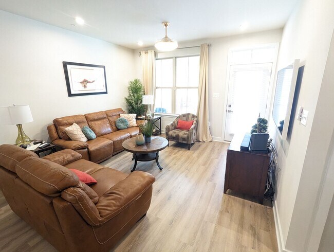 Building Photo - Stunning villa in the Harrison Terrace com...
