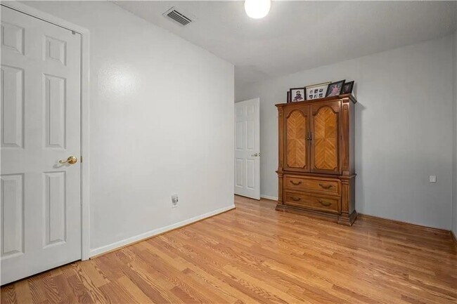 Building Photo - 2511 Club House Rd