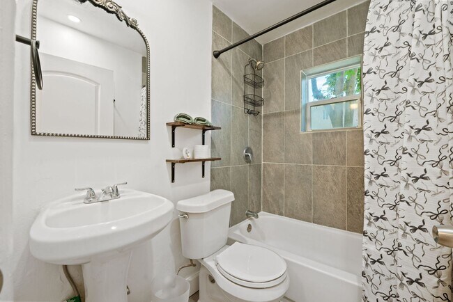 Building Photo - Spacious 1 Bed / 1 Bath Apartment Near Downtown Miami