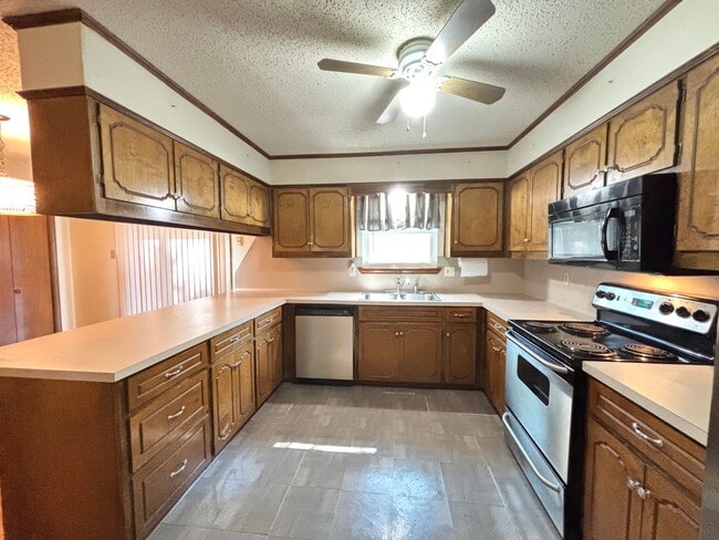 Building Photo - Remodeled 3 Bedroom Home