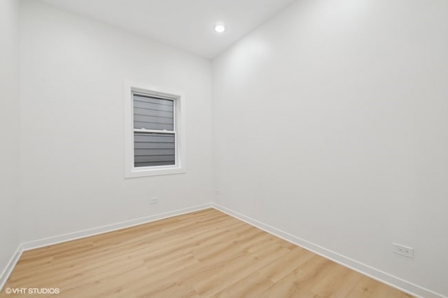 Building Photo - Stunning 3b2b Apartment in Humboldt Park