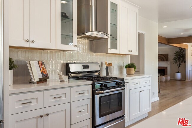 Building Photo - 3544 Gardenia Ave