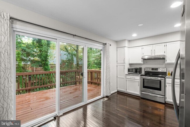Building Photo - 18005 Sunset Lake Ct