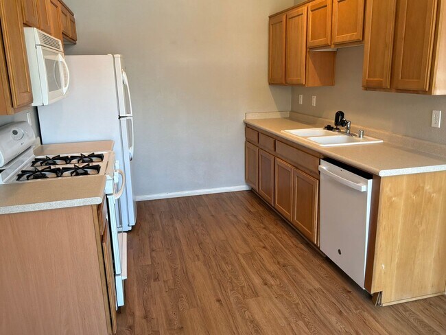 Building Photo - Condo 2 bedroom 2 bathroom Gated Entrance