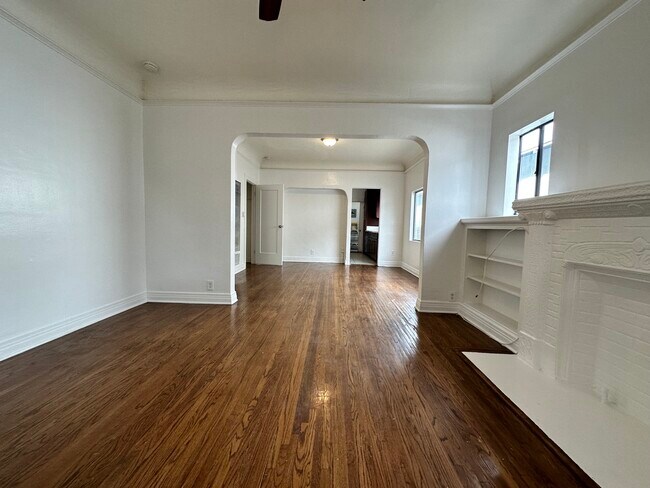 Building Photo - 1053 Dundas St