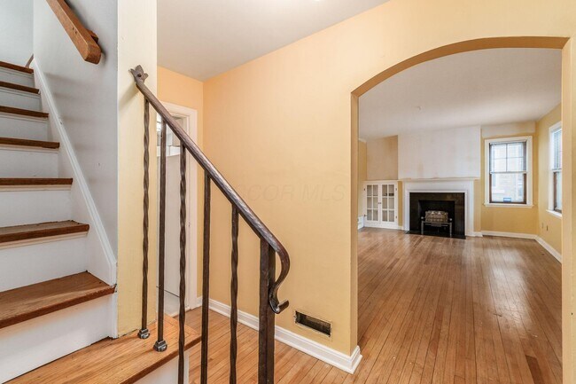 Building Photo - 683 S Roosevelt Ave