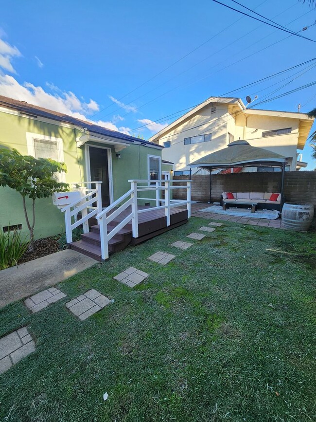 Building Photo - Retro Style Beach Apartment- Water Included!