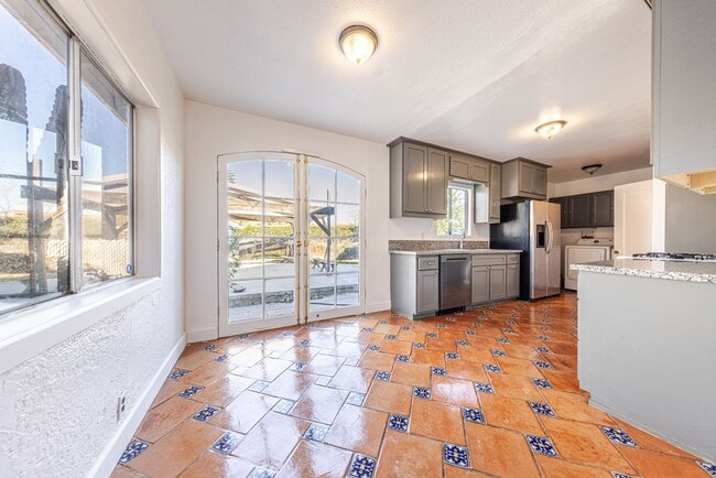 Building Photo - 3 Bedroom Home with Outdoor Space in Frogtown!