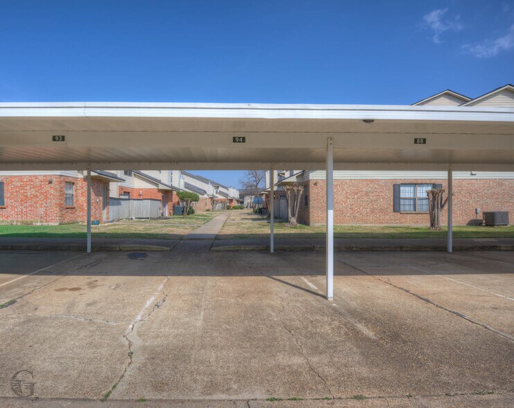 Building Photo - 3636 Greenacres Place Dr