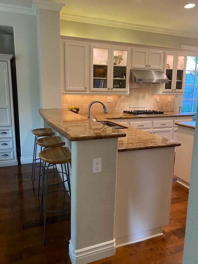 Building Photo - Private Courtyard Entry & Expansive Backyard Oasis