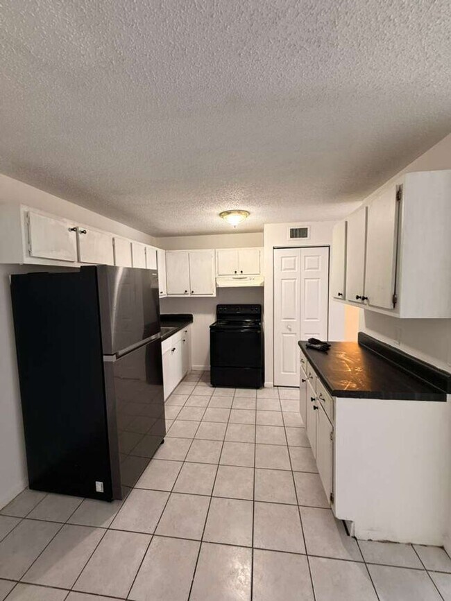 Building Photo - Large 2-1 apartment with central air