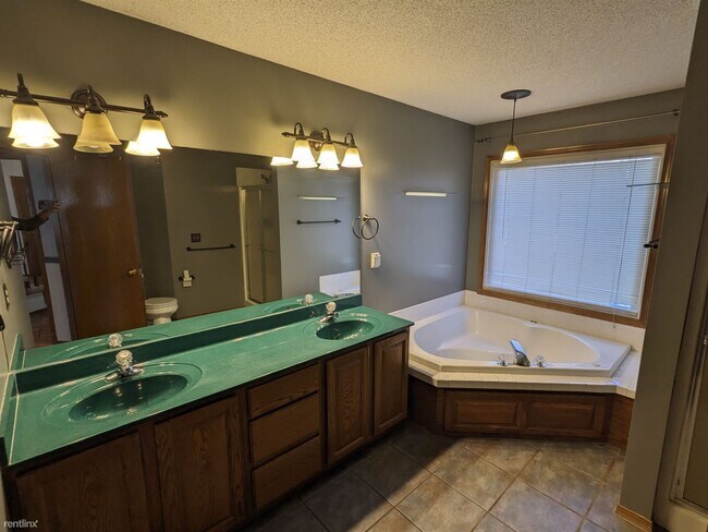 Building Photo - 4 br, 4 bath House - 409 West Concord Road