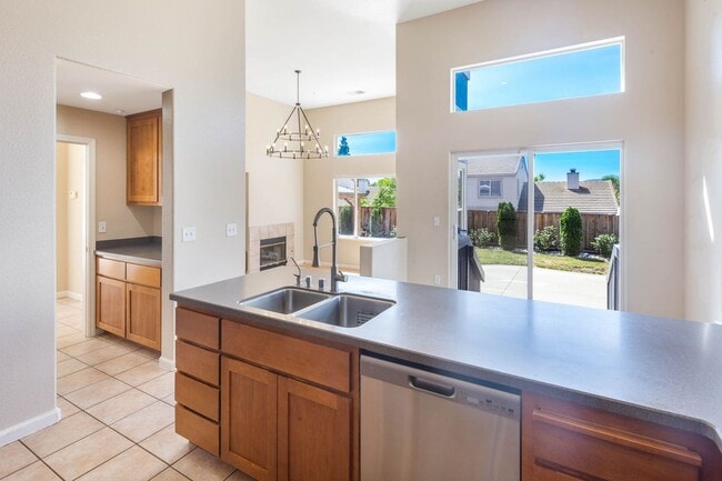 Building Photo - Gorgeous 4 Bedroom with SOLAR in Shadow Lakes!