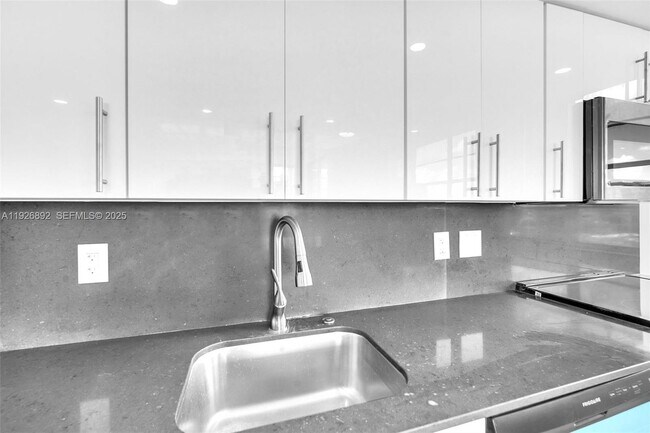 Building Photo - 1000 St Charles Pl