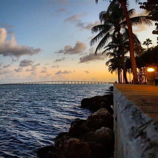 Building Photo - 1200 Brickell Bay Dr