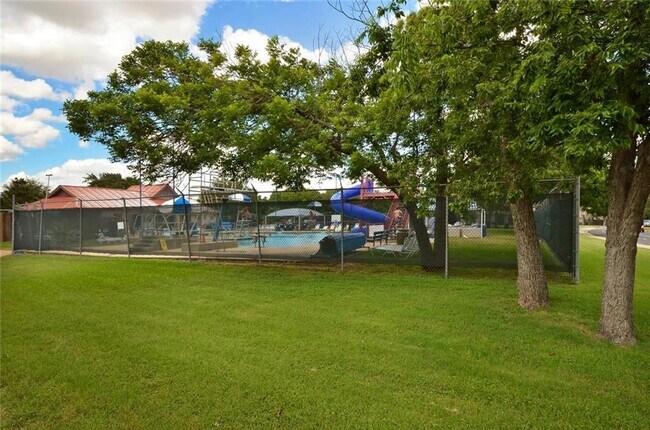 Building Photo - 10110 Woodland Village Dr