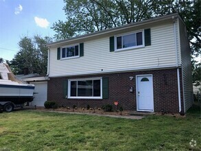 Building Photo - 11 Southwind Dr
