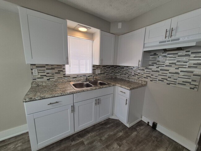 Building Photo - Gorgeous large 3-bedroom house