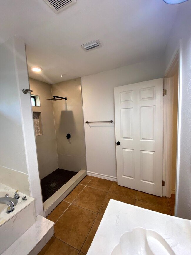 Building Photo - Perfectly Spacious Located Home In McAllen!