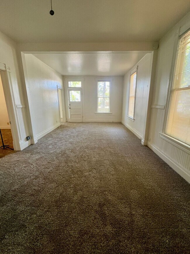 Building Photo - Downtown Red Bluff Victorian 3 bedroom 1 bath Home