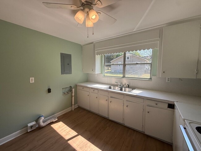 Building Photo - 2/1 Home Available Now!